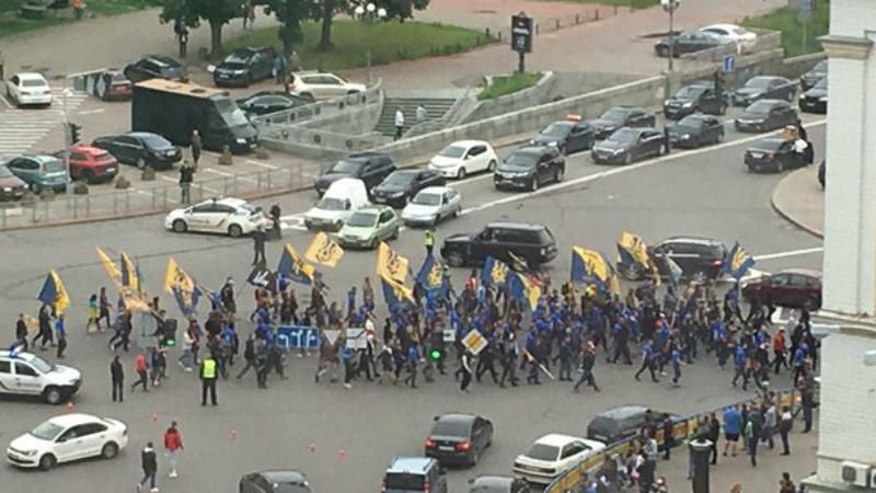 Азовцы постояли под Радой, устроили фаер-шоу и разбрелись по Киеву Азовцы постояли под Радой, устроили фаер-шоу и разбрелись по Киеву