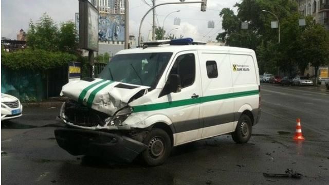 Іномарка зіткнулася з інкасаторським авто: з’явилися фото 