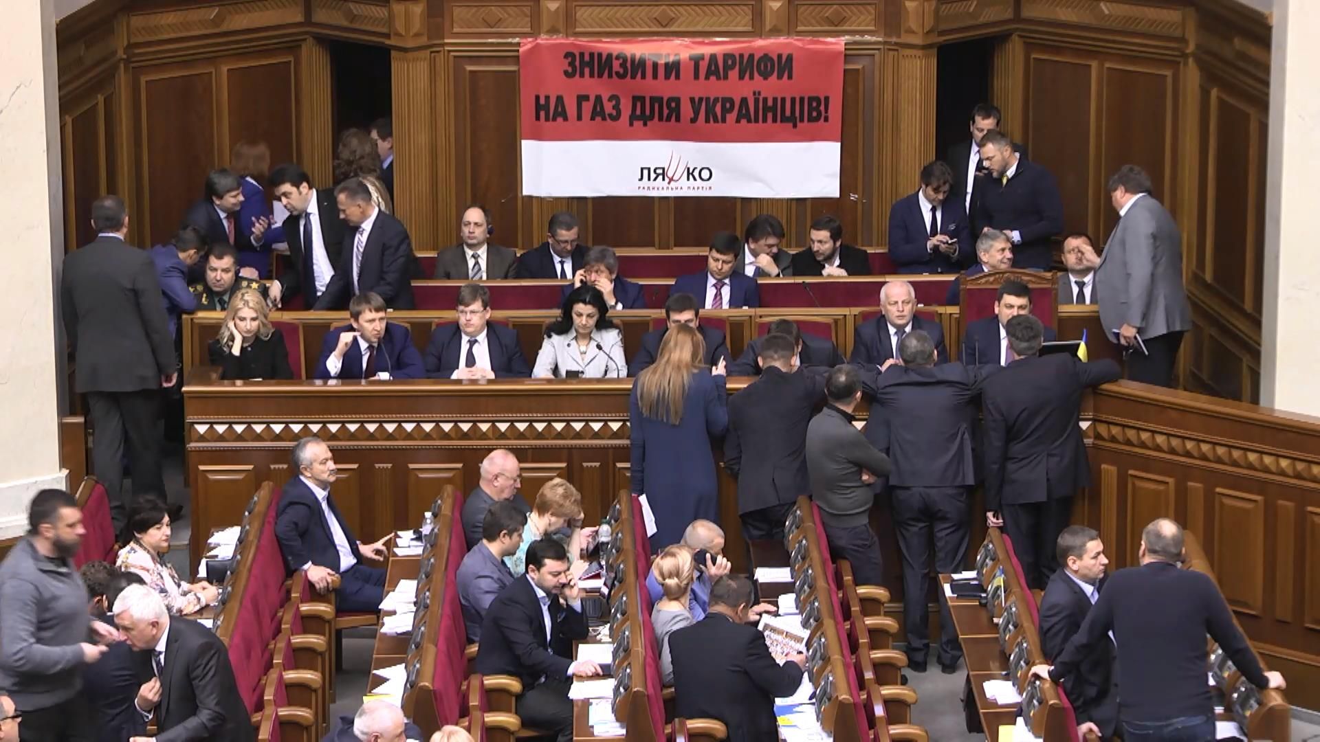 Порожній зал, лежаки від Ляшка та пояснення від міністрів: як пройшов день у Раді