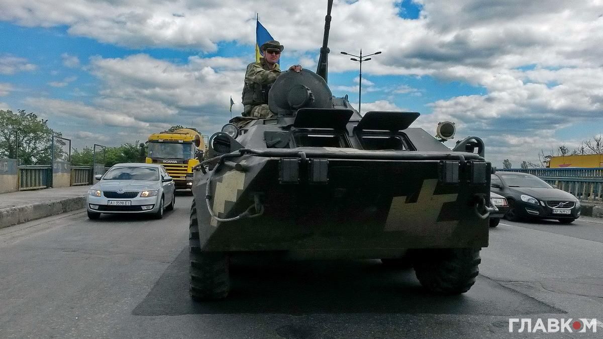 На Жулянском мосту в Киеве застряла колонна военной техники