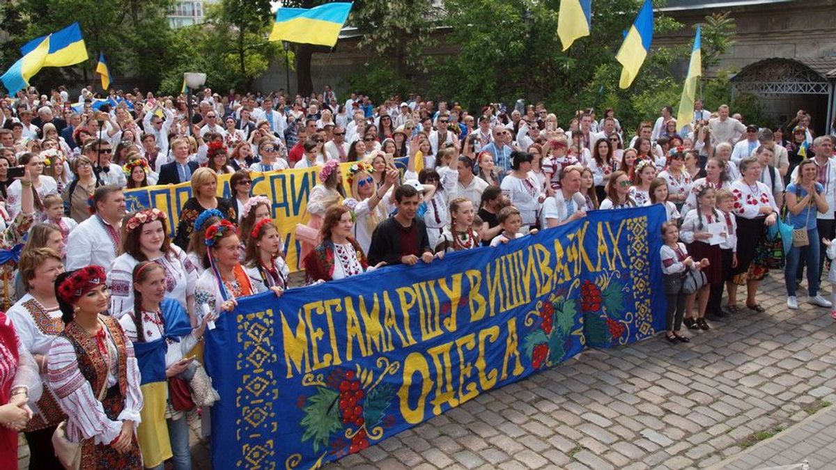 Хто не скаче, той москаль: масштабний мегамарш у вишиванках відбувся в Одесі Хто не скаче, той москаль: масштабний мегамарш у вишиванках відбувся в Одесі