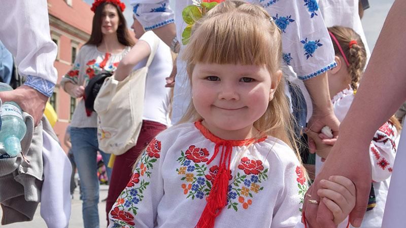 Україна в центрі Польщі: Варшава одягнулася у вишиванки