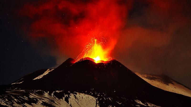 Самый высокий в Европе вулкан проснулся: видео извержения