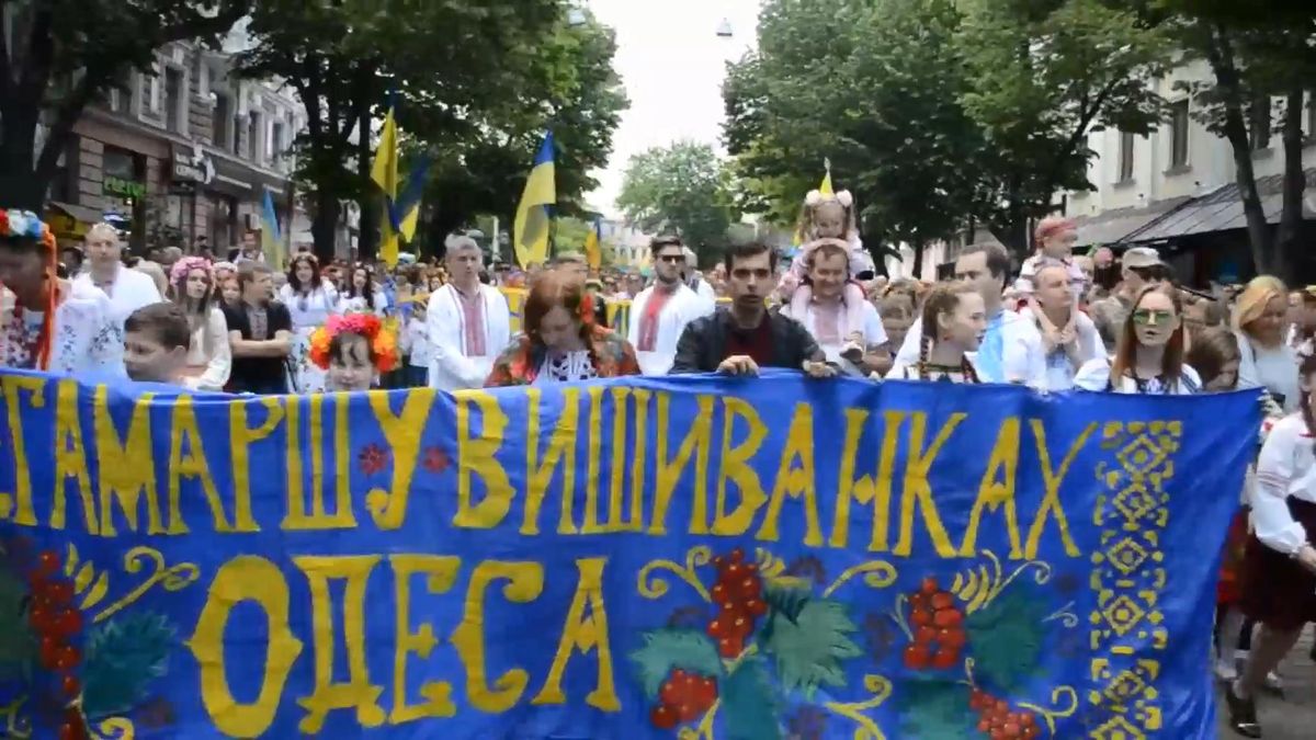 Більше тисячі людей у вишиванках виконали гімн України в Одесі Більше тисячі людей у вишиванках виконали гімн України в Одесі
