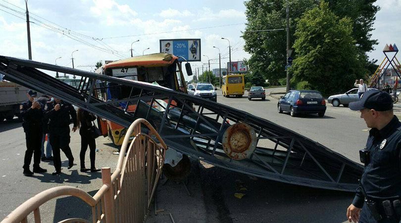 Маршрутка з пасажирами знесла гігантський рекламний щит у Луцьку