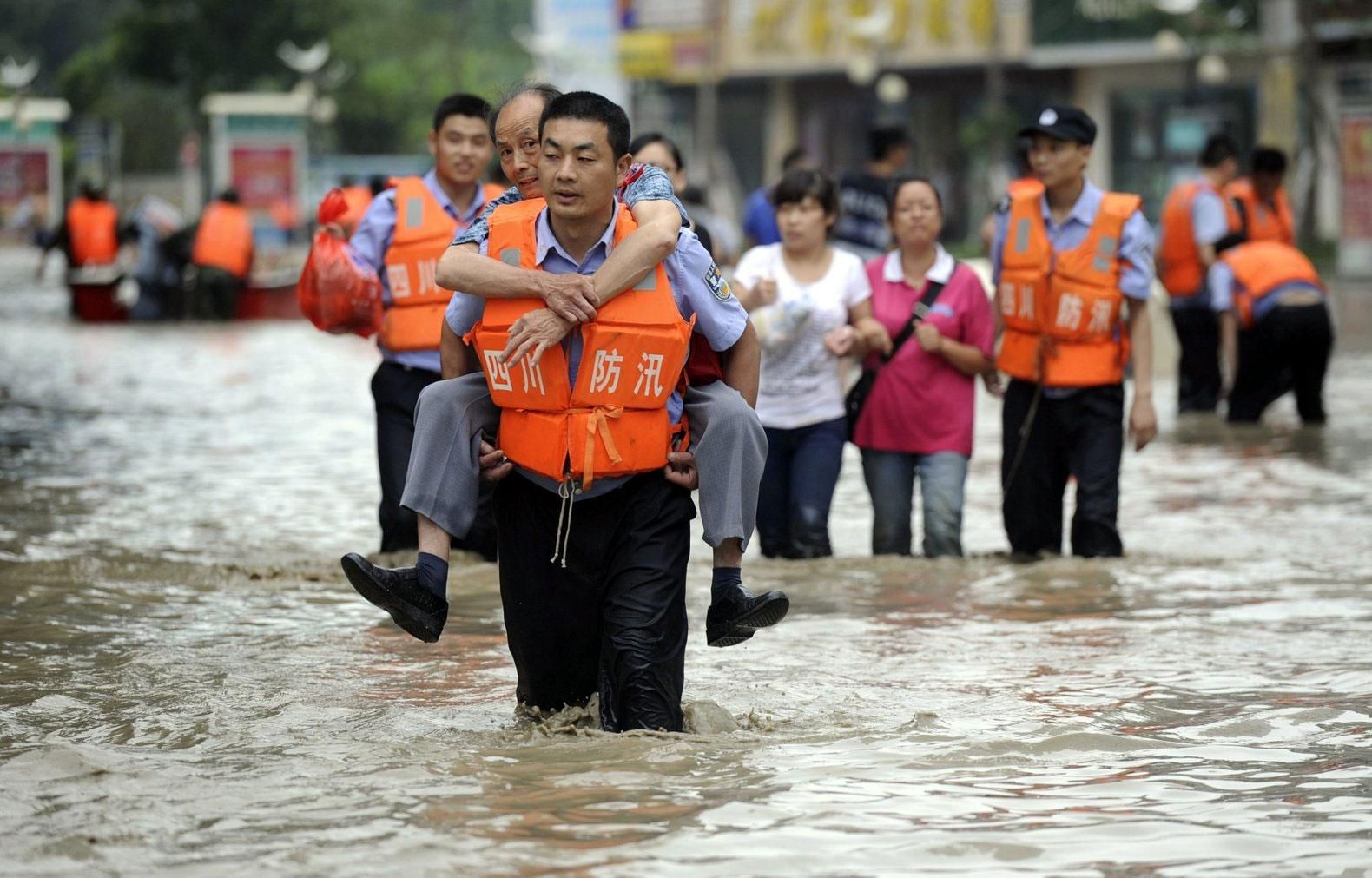 Кількагодинна злива у Китаї забрала життя майже 10 людей