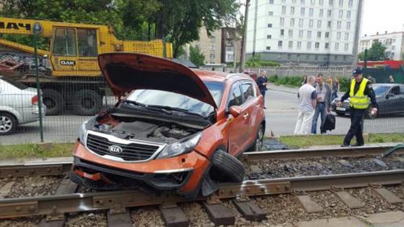 Движение скоростного трамвая в Киеве приостановило ДТП Движение скоростного трамвая в Киеве приостановило ДТП