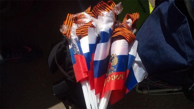 Прикордонники затримали жінок, які везли на окуповані території георгіївські стрічки Прикордонники затримали жінок, які везли на окуповані території георгіївські стрічки