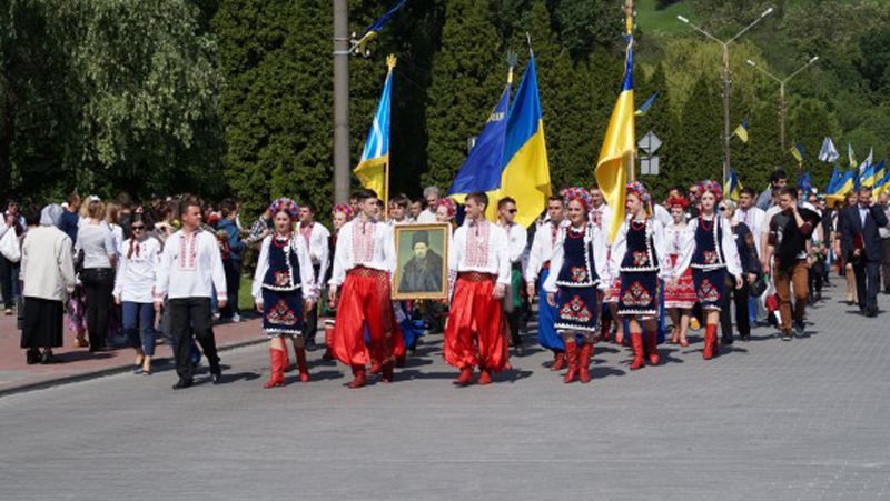 Несколькотысячным шествием почтили память Шевченко в Каневе