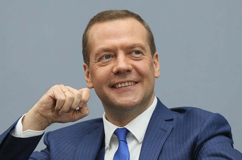 Фотофакт: "Власти" Крыма покрасили траву перед визитом Медведева Фотофакт: "Власти" Крыма покрасили траву перед визитом Медведева