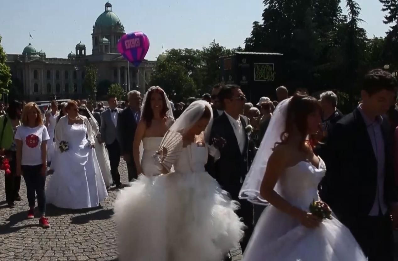 Півсотні пар одночасно побралися на масовому весіллі в Сербії