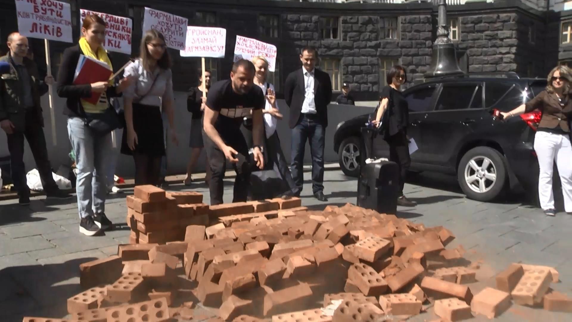 Активисты завалили "стену" возле Кабмина Активисты завалили "стену" возле Кабмина