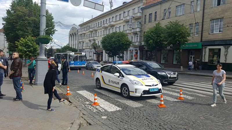 В центре Винницы патрульные сбили девушку на "зебре" В центре Винницы патрульные сбили девушку на "зебре"