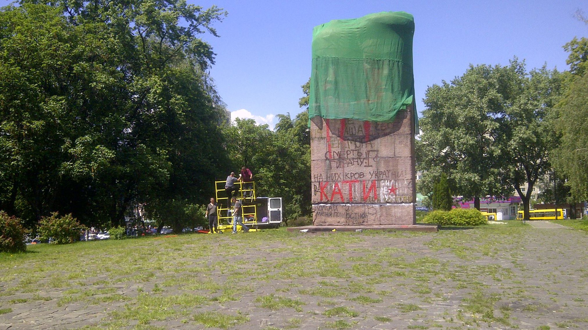 Розпочалося знесення пам'ятника чекістам у Києві: влада нічого не коментує Розпочалося знесення пам'ятника чекістам у Києві: влада нічого не коментує