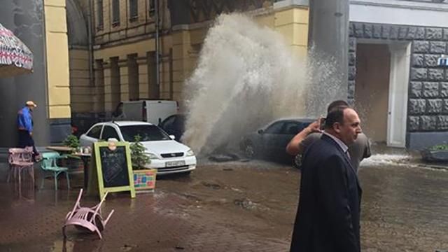 Потужний фонтан забив з-під землі у центрі Києва: з’явилося фото і відео 