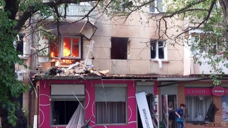 В Одессе произошел взрыв, горит дом