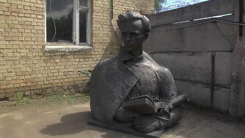 Фотофакт: тимчасовий притулок для пам'ятників-жертв декомунізації Фотофакт: тимчасовий притулок для пам'ятників-жертв декомунізації