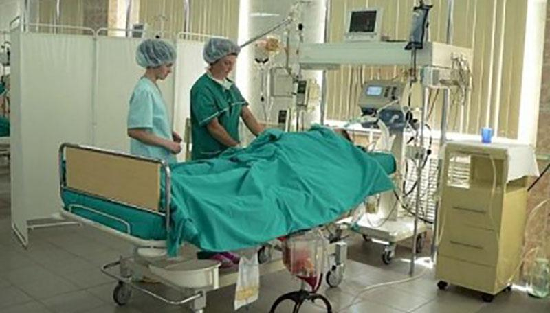 Шокирующий случай в Запорожье: на школьницу во время экскурсии упал каменный крест