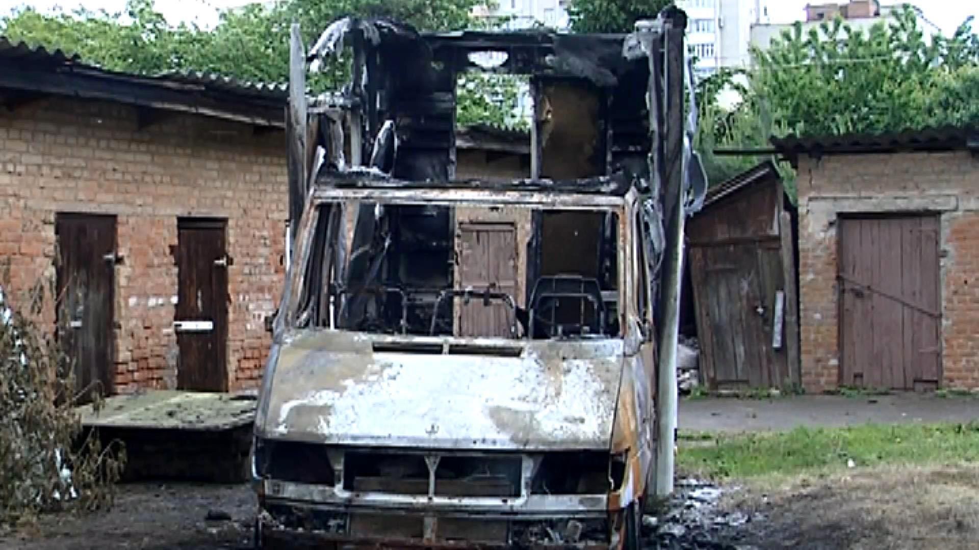 Бус волонтера спалили у Вінниці