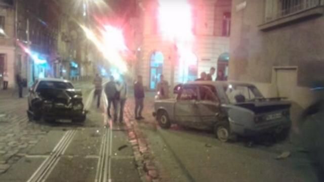 Нічна аварія в центрі Львова: семеро осіб у лікарні