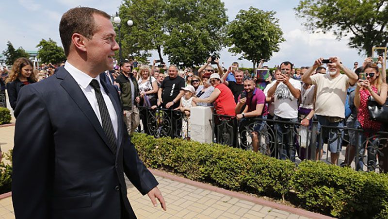 Медведєв "заспокоїв" кримських пенсіонерів: Грошей немає, тримайтеся тут