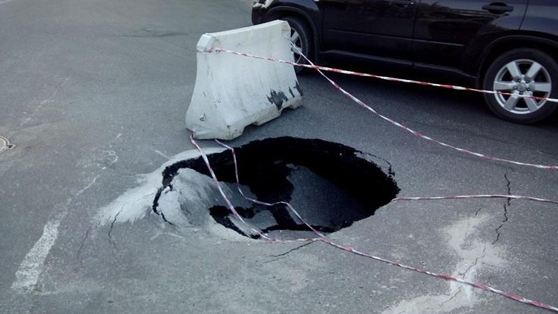 Фотофакт: в Киеве провалился асфальт на дороге