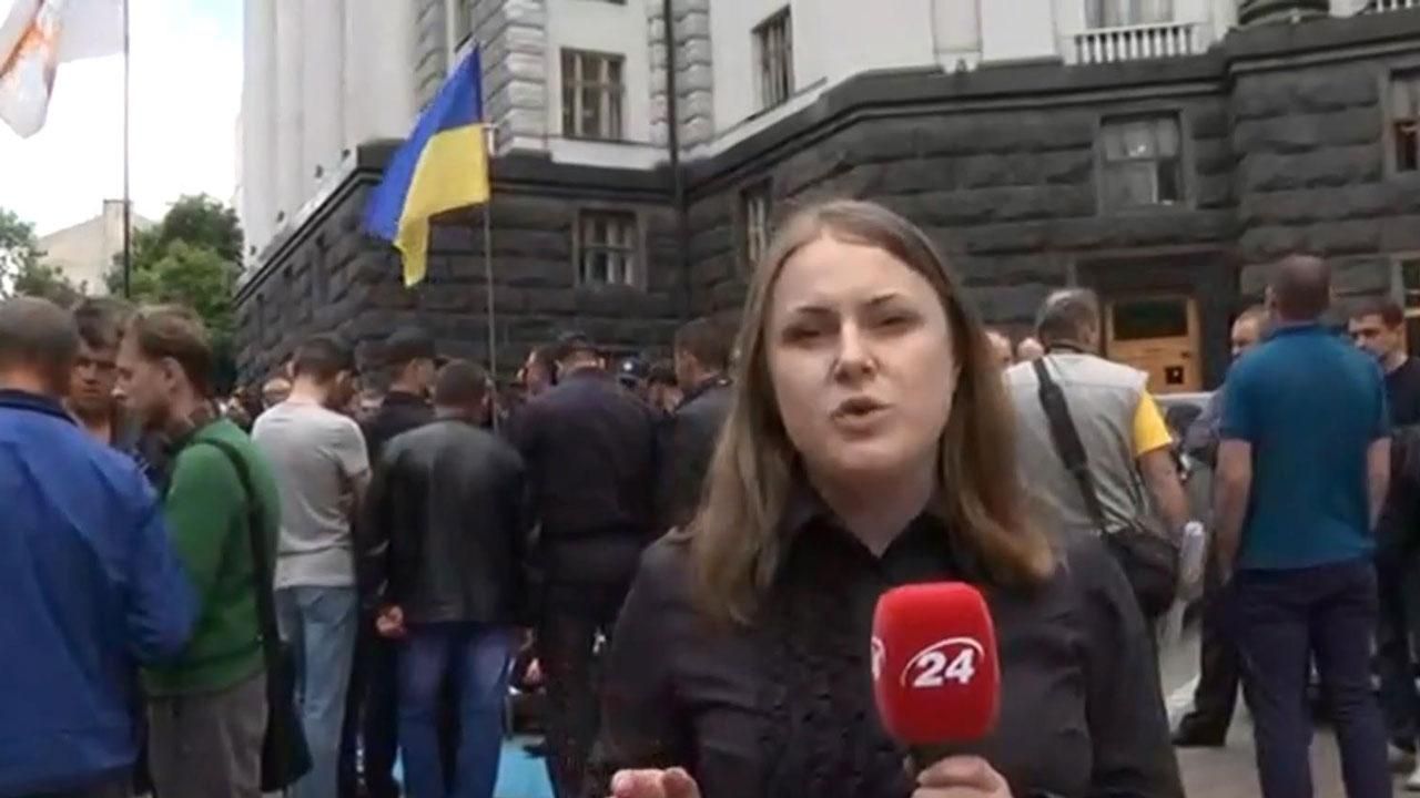 Возмущенные медики пешком пришли к Гройсману в Киев Возмущенные медики пешком пришли к Гройсману в Киев