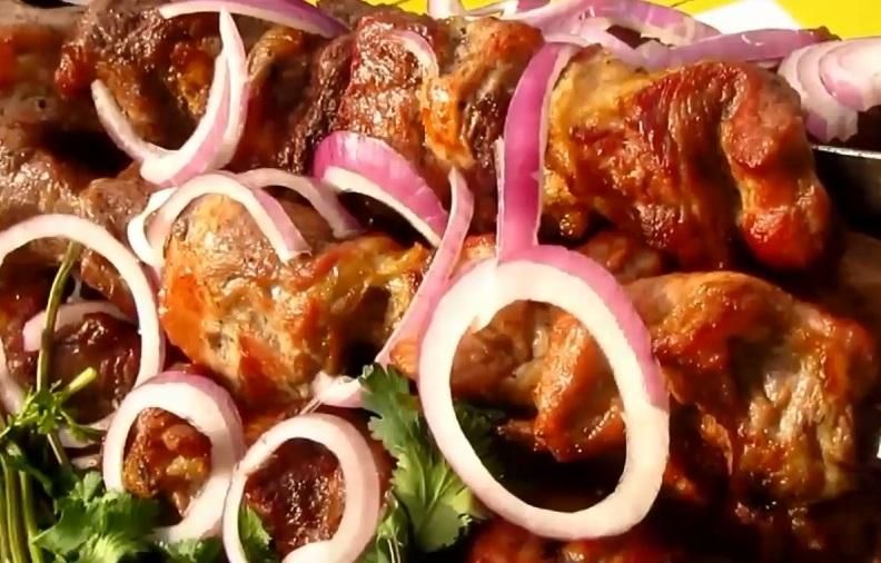 Как готовят шашлыки мужчины из разных народов мира Как готовят шашлыки мужчины из разных народов мира