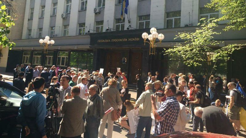 Женские столкновения под ГПУ: мать депутата избила журналистку Женские столкновения под ГПУ: мать депутата избила журналистку