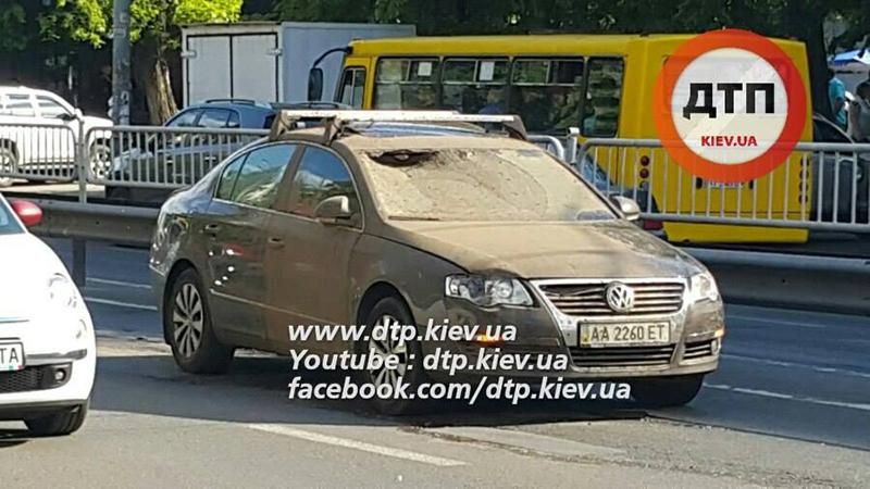 Люк взорвался на дороге в Киеве: пострадала девушка