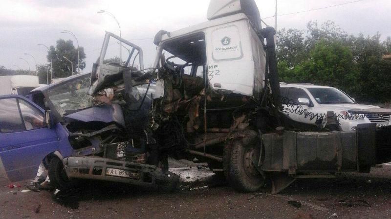 Серйозна аварія у Києві. Машини так понівечені, що постраждалих витягала спецтехніка Серйозна аварія у Києві. Машини так понівечені, що постраждалих витягала спецтехніка