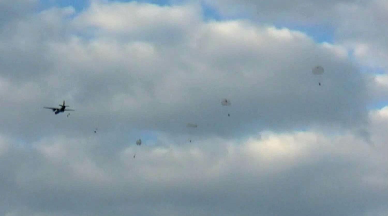 Одночасно стрибок здійснила сотня парашутистів у Миколаєві