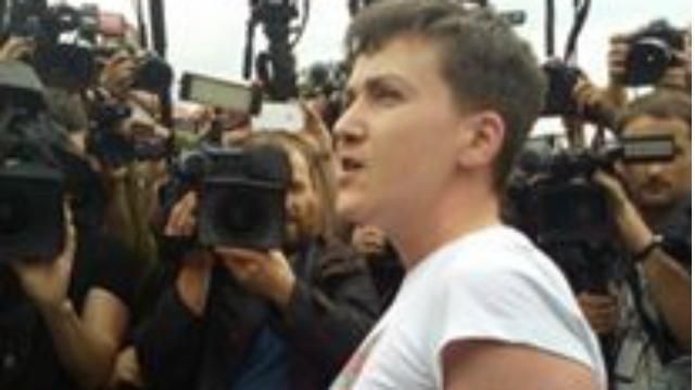 З’явилися перші фото звільненої Савченко З’явилися перші фото звільненої Савченко