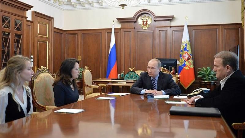 Путін розповідав про Савченко, посадивши біля себе Медведчука: з’явилися фото і відео Путін розповідав про Савченко, посадивши біля себе Медведчука: з’явилися фото і відео