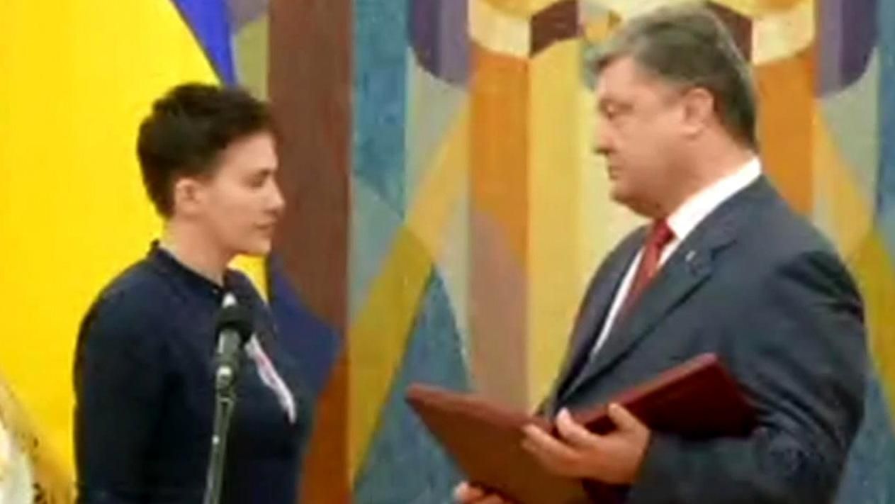 Порошенко присвоил Савченко звание Герой Украины