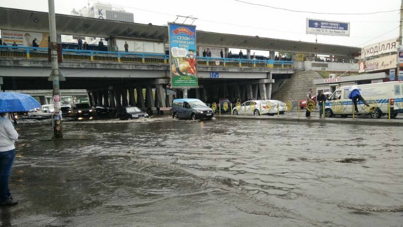 Сильна злива в Києві перетворила вулиці на річки: з'явилися фото і відео  
