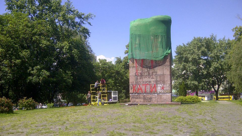 Пам'ятник чекістам у Києві розбили вщент: з'явилися відео та фото 