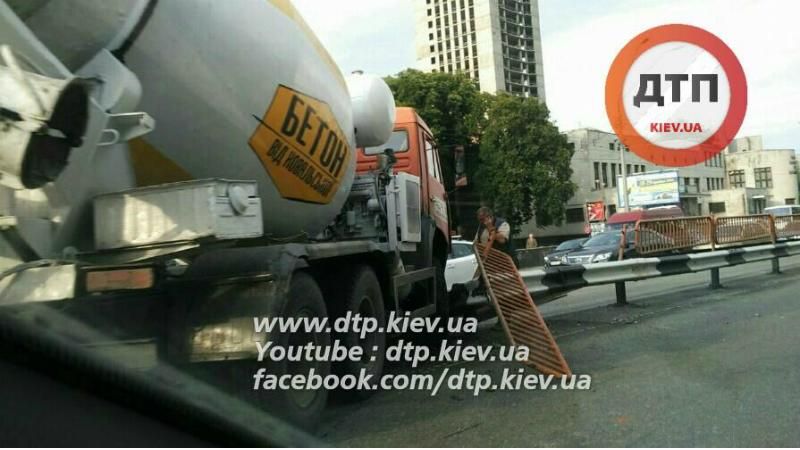 Бетономешалка попала в серьезное ДТП: появились фото Бетономешалка попала в серьезное ДТП: появились фото