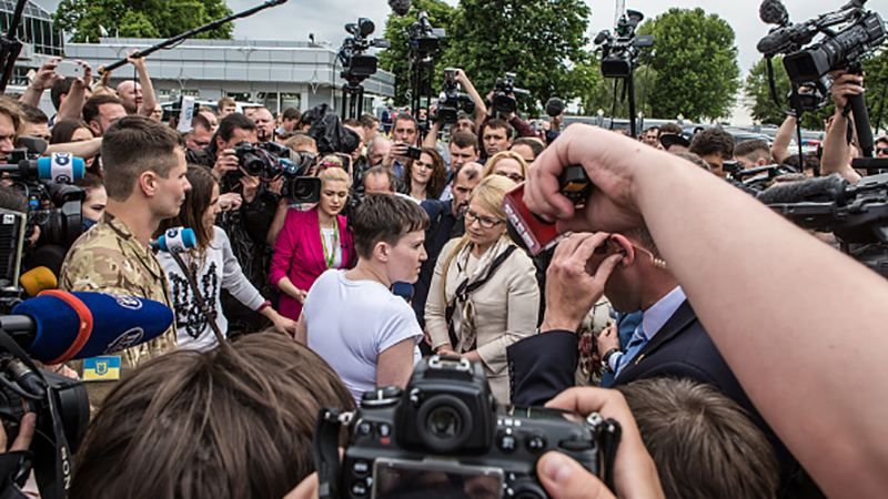 Савченко не захотіла обійматися з Тимошенко 