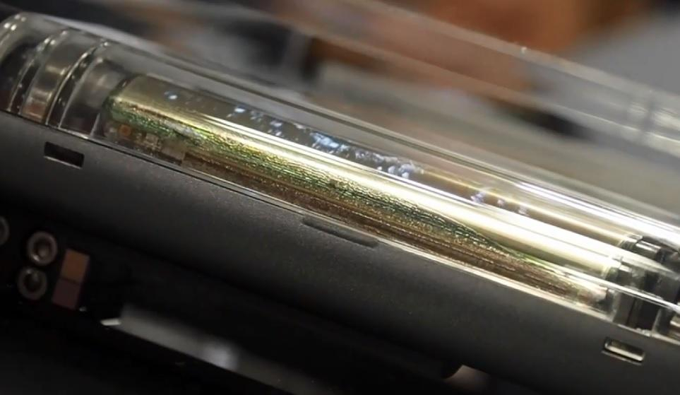 Samsung показала инновационный дисплей, который скручивается в трубку