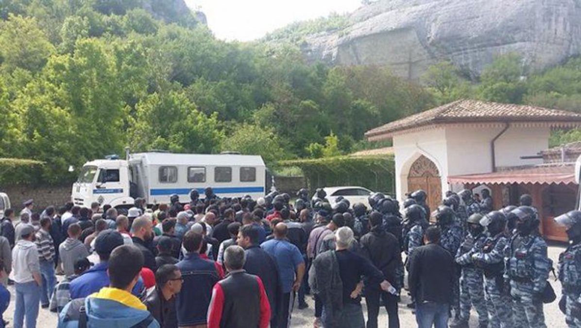 Видеофакт: агрессоры в Крыму продолжают обыскивать татар Видеофакт: агрессоры в Крыму продолжают обыскивать татар