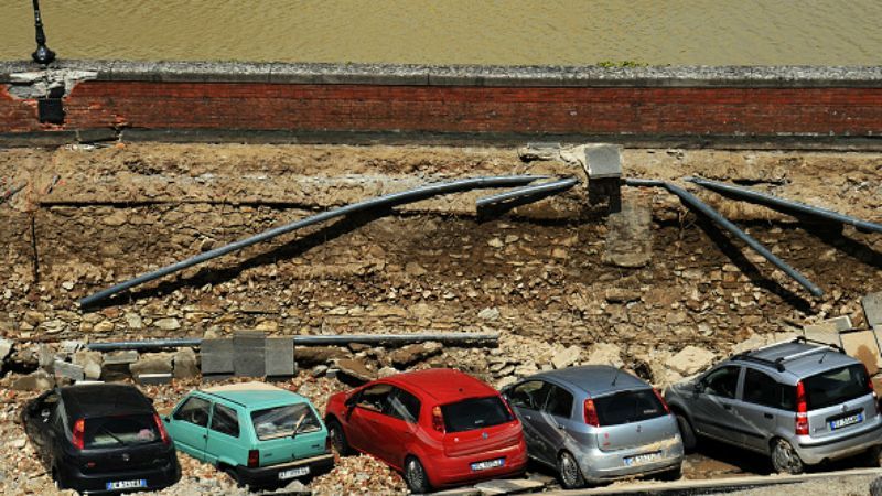 Набережна обвалилась у Флоренції: в полоні асфальту опинились десятки машин Набережна обвалилась у Флоренції: в полоні асфальту опинились десятки машин