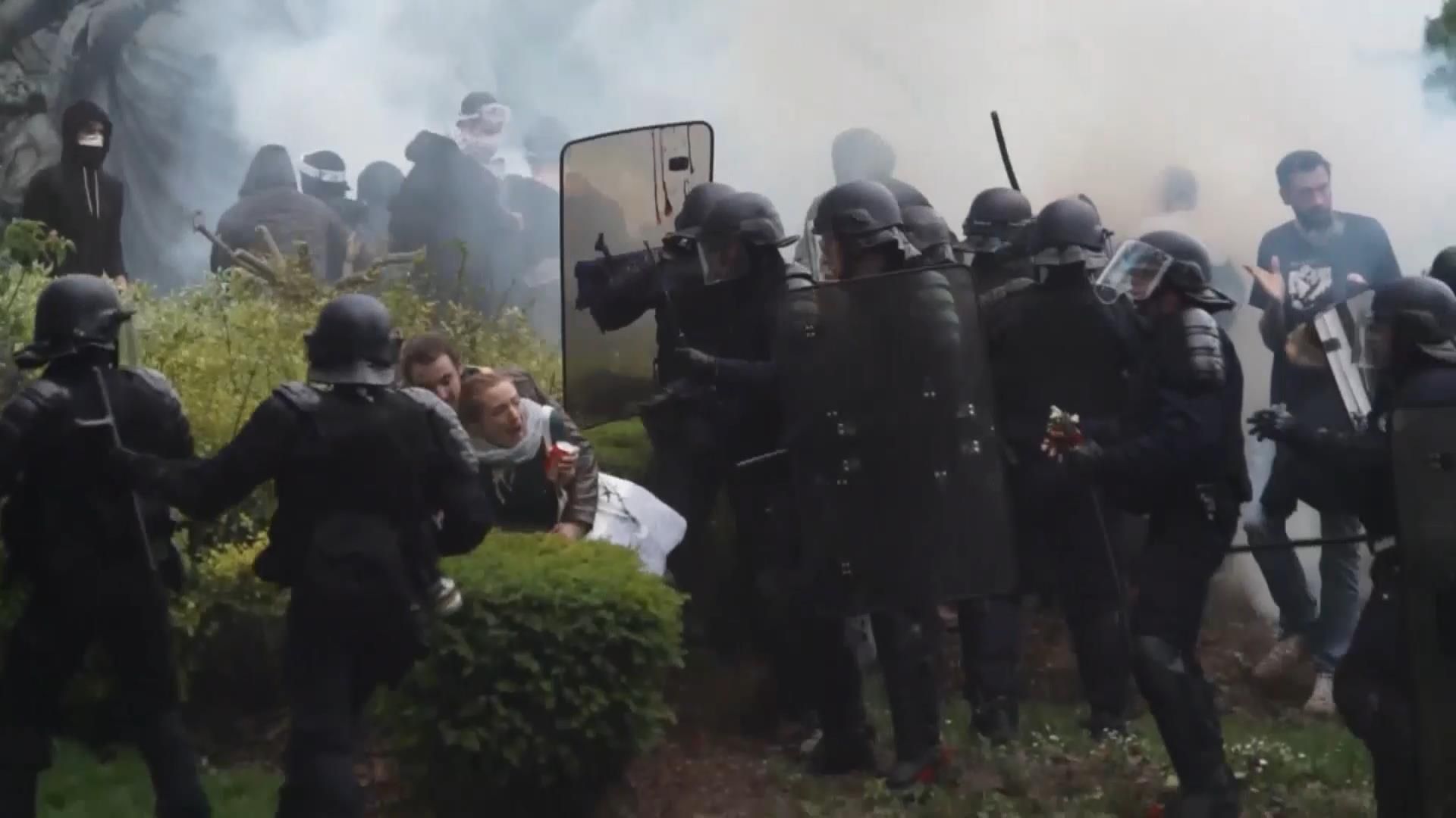 Поліція побилася з мітингувальниками у Парижі Поліція побилася з мітингувальниками у Парижі