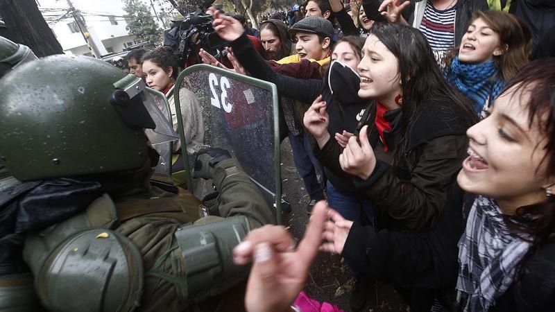 Студентська демонстрація перетворилась на боротьбу з поліцією в Чилі