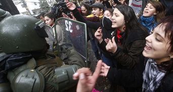 Студенческая демонстрация превратилась в борьбу с полицией в Чили