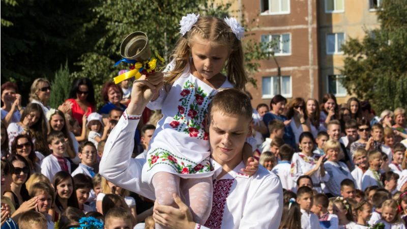 Последний звонок прозвенит сегодня в украинских школах