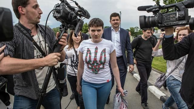 Адвокат рассказал, почему Савченко вышла из самолета босиком