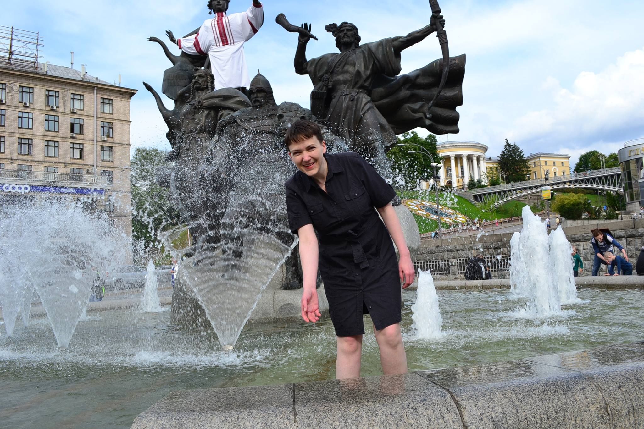 Савченко в платье залезла в киевский фонтан