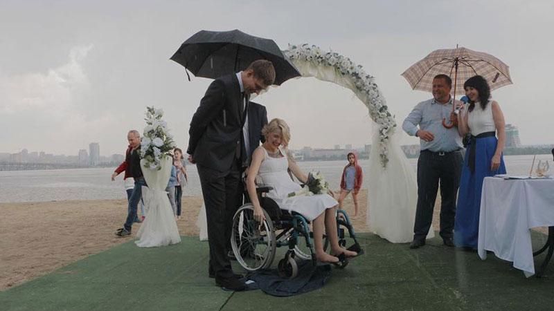 Волонтер Яна Зинкевич вышла замуж на пиджаке Филатова Волонтер Яна Зинкевич вышла замуж на пиджаке Филатова