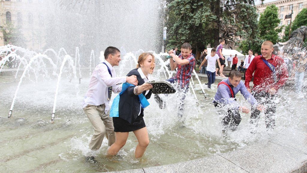 Мер Дніпра Філатов зробив випускникам своєрідний подарунок Мер Дніпра Філатов зробив випускникам своєрідний подарунок